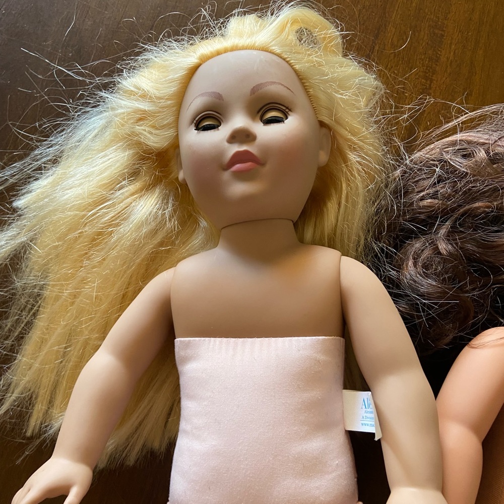 Dolls - Picture 5 of 15